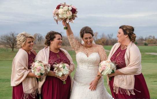 ژست عکس عروس با ساقدوش