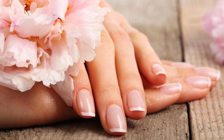 بی رنگ کردن و سفید کردن ناخن ها در منزل با ترفندهای آسان