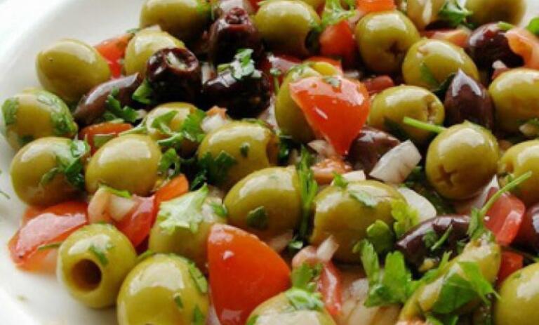 طرز تهیه سالاد زیتون بسیار خوشمزه به 2 روش آسان طرز تهیه سالاد زیتون بسیار خوشمزه به 2 روش آسان