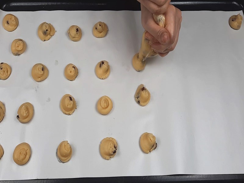 طرز تهیه شیرینی کشمشی خانگی نرم و خوشمزه