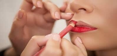 آموزش کشیدن مداد لب در چند مرحله با تصاویر