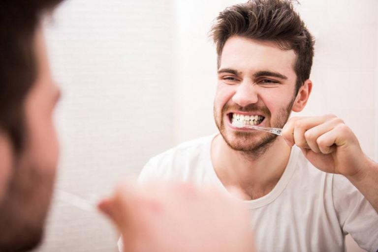 مسواک کردن قبل از صبحانه بهتر است یا بعد از آن