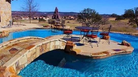 استخر رو باز