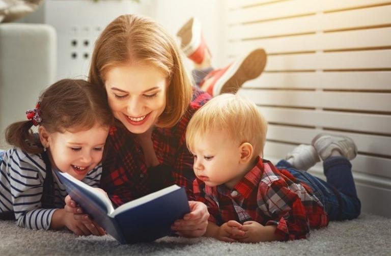 فواید خواندن قصه برای کودک + شیوه صحیح قصه گویی به کودکان فواید خواندن قصه برای کودک + شیوه صحیح قصه گویی به کودکان