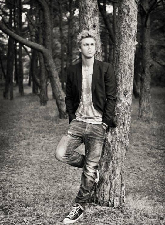 ژست عکس با درخت ژست عکس با درخت