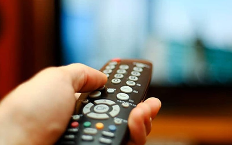 چگونه تلویزیون سامسونگ خود را هنگامی که صدا کار نمی‌کند یا گیر می‌کند تعمیر کنیم؟