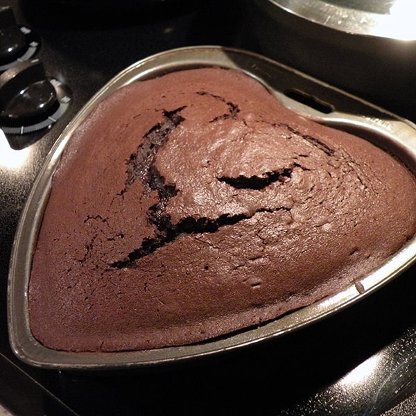 دلایل گود رفتن وسط کیک های خانگی در زمان پخت و رفع آن