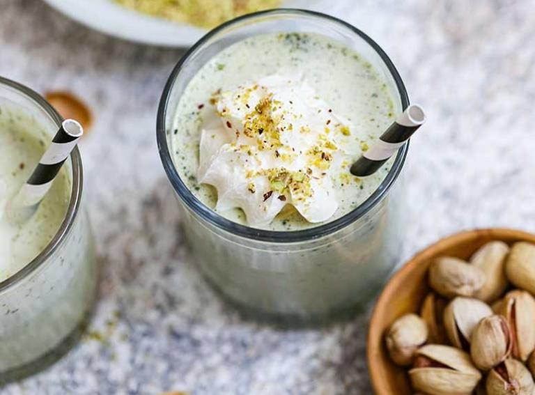 طرز تهیه میلک شیک پسته با بستنی وانیلی طرز تهیه میلک شیک پسته با بستنی وانیلی