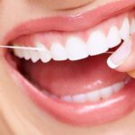 فواید استفاده از نخ دندان | اهمیت نخ دندان کشیدن برای پیشیگری از پوسیدگی فواید استفاده از نخ دندان | اهمیت نخ دندان کشیدن برای پیشیگری از پوسیدگی