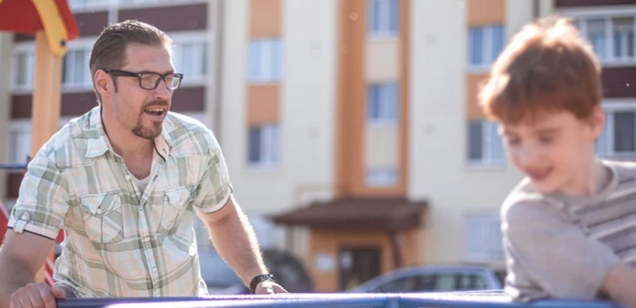 حق حضانت فرزند پس از طلاق طبق قانون با چه کسی است؟