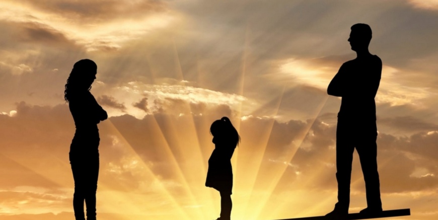 حق حضانت فرزند پس از طلاق طبق قانون با چه کسی است؟