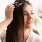 مزایای اسکراب پوست سر و روش های اسکرب کردن کف سر مزایای اسکراب پوست سر و روش های اسکرب کردن کف سر