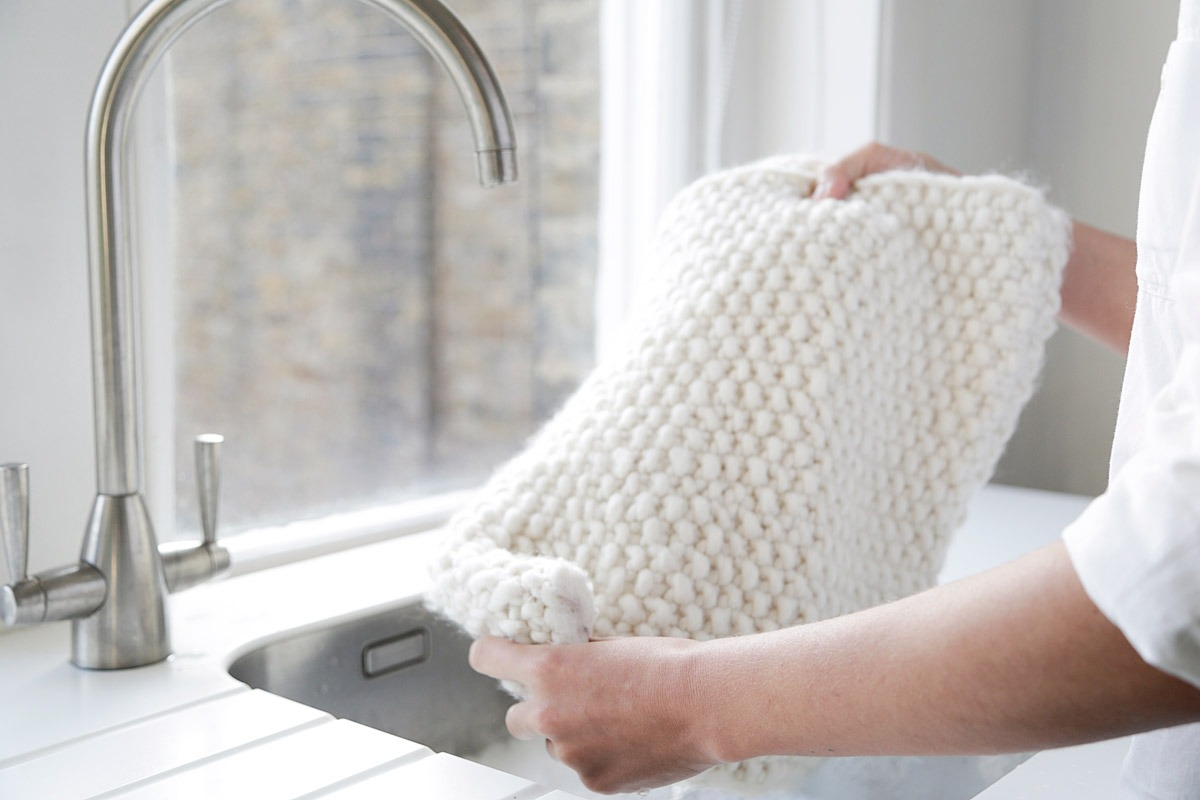 4 نکته درباره شستن لباس بافتنی؛ نحوه شستن لباس های بافتنی بدون آسیب دیدن لباس