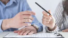 آیا با داشتن حق طلاق از طرف زن نیاز به طلاق توافقی است؟