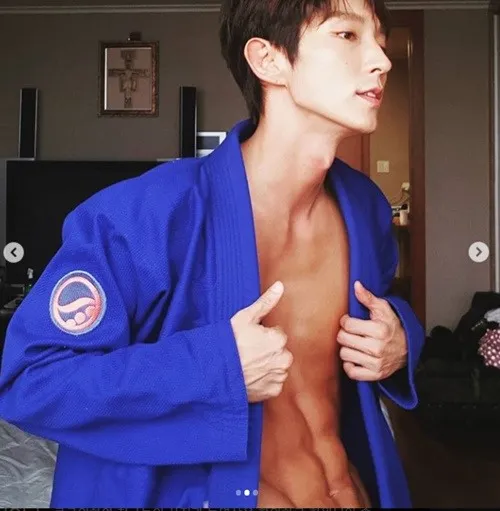 لی جون گی یک رزمی کار حرفه‌ای