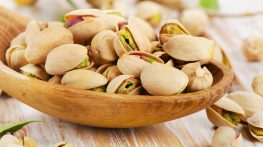 برای بهبود کم خونی چه آجیلی بخوریم؟