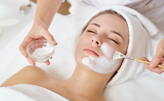 خدمات و آموزش پاکسازی پوست در آکادمی الهه بیوتی