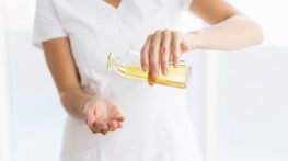 8 خواص مالیدن روغن زیتون به کف پا + نحوه مالش 