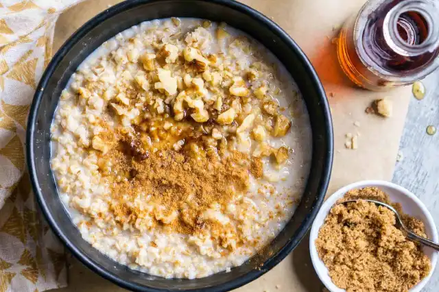 طرز تهیه انواع اوتمیل رژیمی، صبحانه ای کامل و بسیار مقوی (16 دستور تهیه) طرز تهیه اوتمیل سیب و دارچین