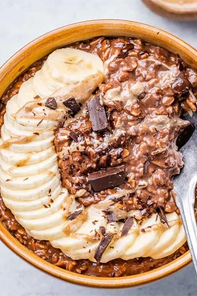 طرز تهیه انواع اوتمیل رژیمی، صبحانه ای کامل و بسیار مقوی (16 دستور تهیه) طرز تهیه اوتمیل موز و شکلات