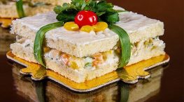 طرز تهیه کیک کالباس خانگی با نان تست و یخچالی