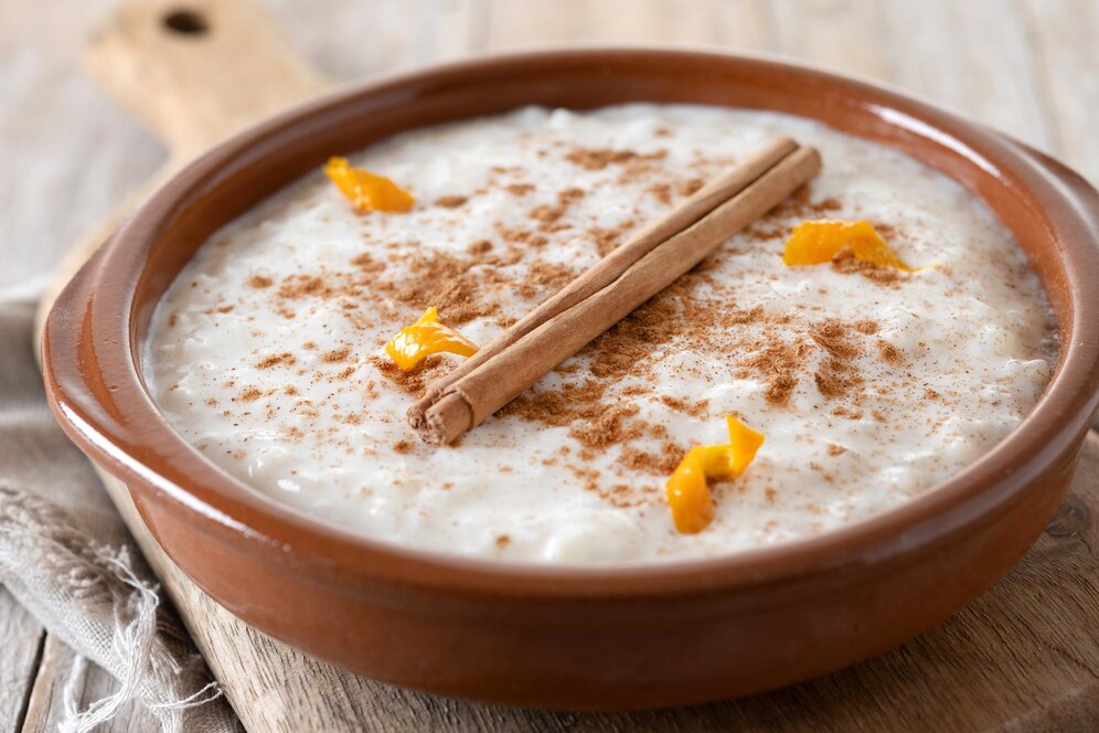 db55d291 8366 4300 b37a 232fa7d00944 arroz con leche rice pudding with cinnamon clay bowl wooden table 123827 27046