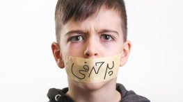 علت پرحرفی کودک | پرحرفی کودکان نشانه چیست + راه حل علت پرحرفی کودک