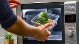 چه غذاهایی را نباید در مایکروویو گرم کرد؟ (۲۰ خوراکی و غذای ممنوعه) چه غذاهایی را نباید در مایکروویو گرم کرد