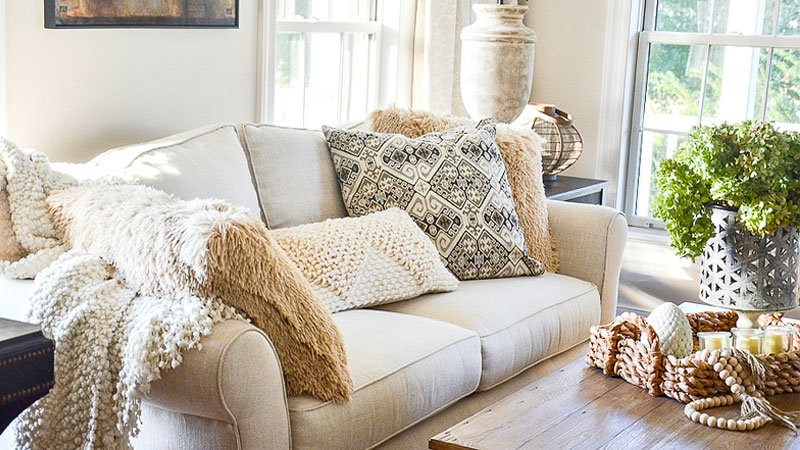 راهنمای انتخاب کوسن برای چیدمان دکوراسیون؛ انواع جنس کوسن و پارچه مناسب