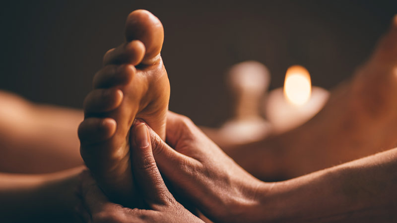 ماساژ کف پا برای آرامش و کاهش تنش (مراحل انجام و فواید آن)