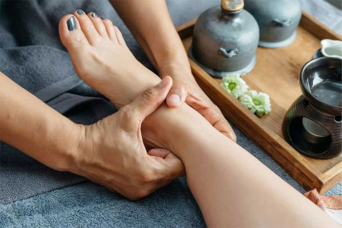 ماساژ کف پا برای آرامش و کاهش تنش (مراحل انجام و فواید آن)