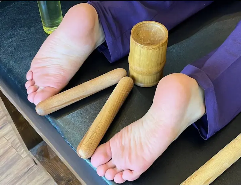 ماساژ کف پا برای آرامش و کاهش تنش (مراحل انجام و فواید آن)