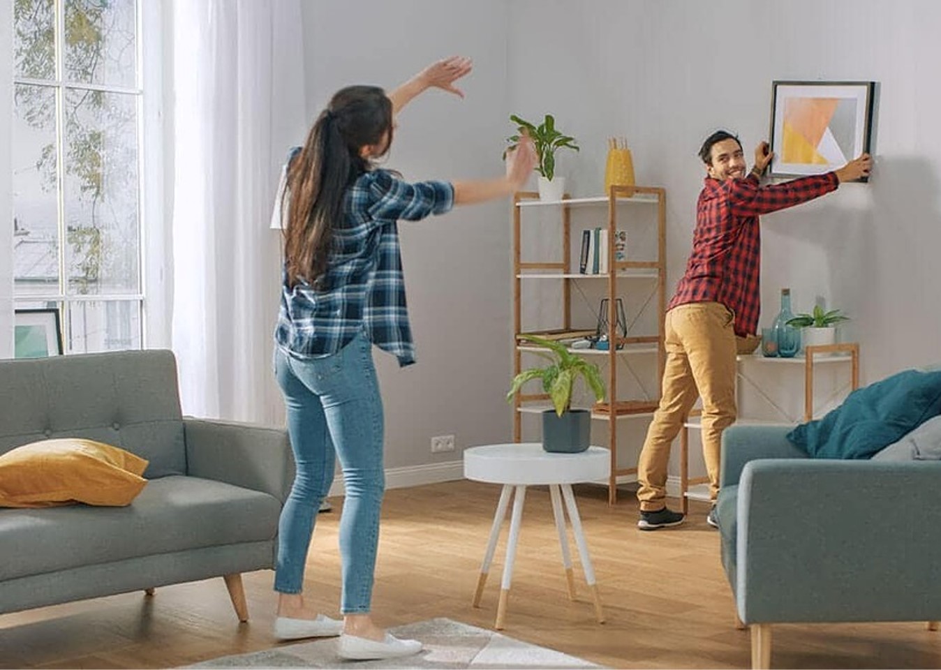 چیدمان تابلو در دیوار پذیرایی و نشیمن