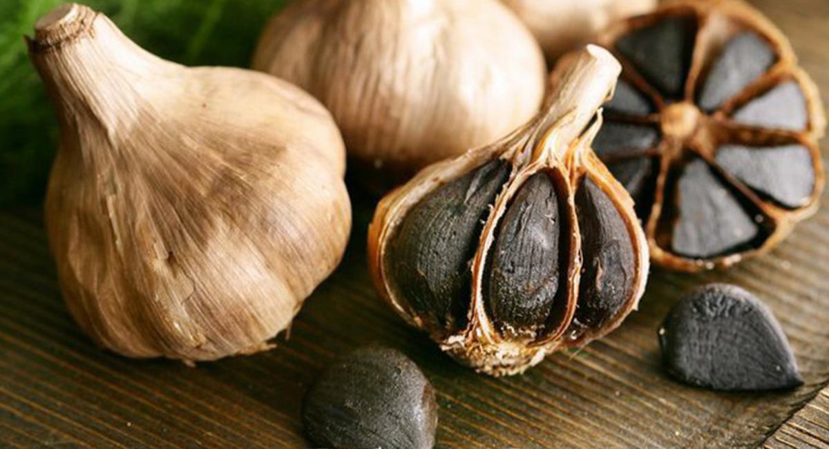 چه کسانی باید در مصرف سیر سیاه (به‌ویژه ناشتا) احتیاط کنند یا از آن بپرهیزند؟