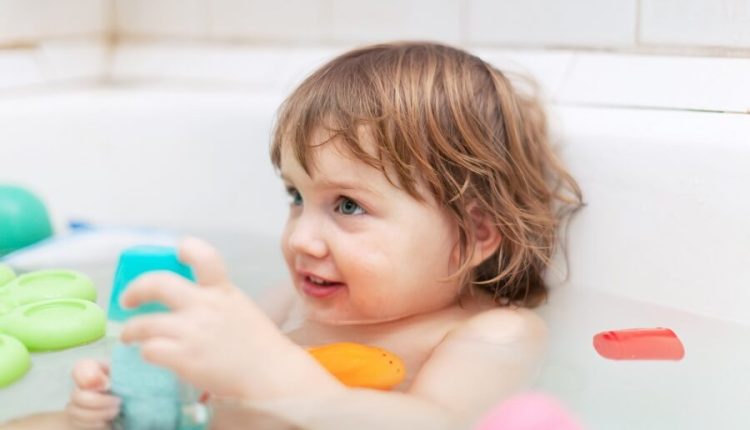 راهنمای خرید شامپو نوزادان و خردسالان؛ نکات مهم برای تهیه شامپو بچه