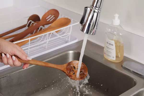 نحوه تمیز کردن ظروف چوبی | رازهای شگفت انگیز نگهداری از ظروف چوبی و بامبو