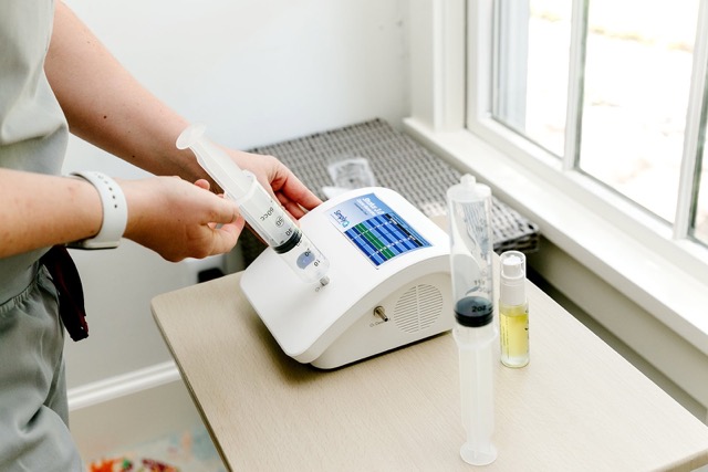 اوزون تراپی واژن چیست و چگونه انجام می شود؟ مزایا و معایب این روش