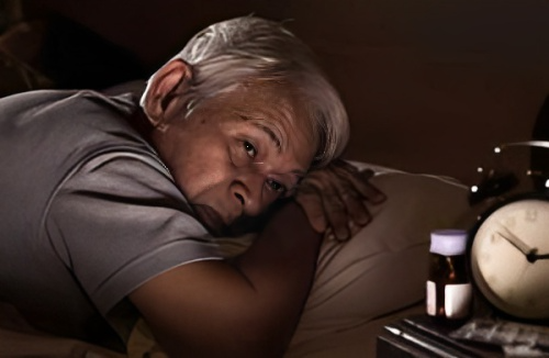 اختلال خواب در سالمندان؛ دلایل بی خوابی و روش های درمان آن