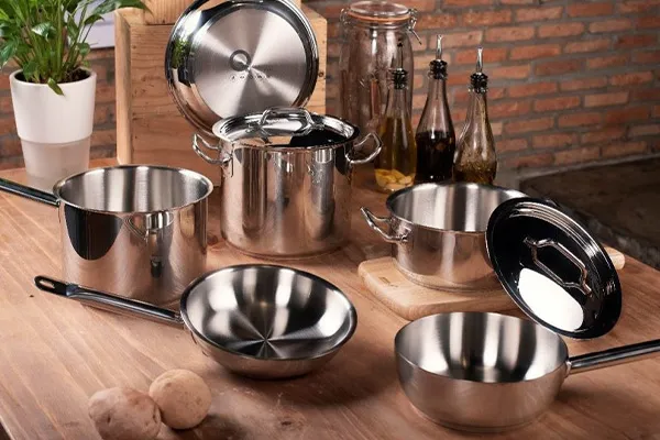 راهنمای خرید قابلمه و تابه؛ انواع جنس، کاربرد هر کدام و نکات مهم خرید