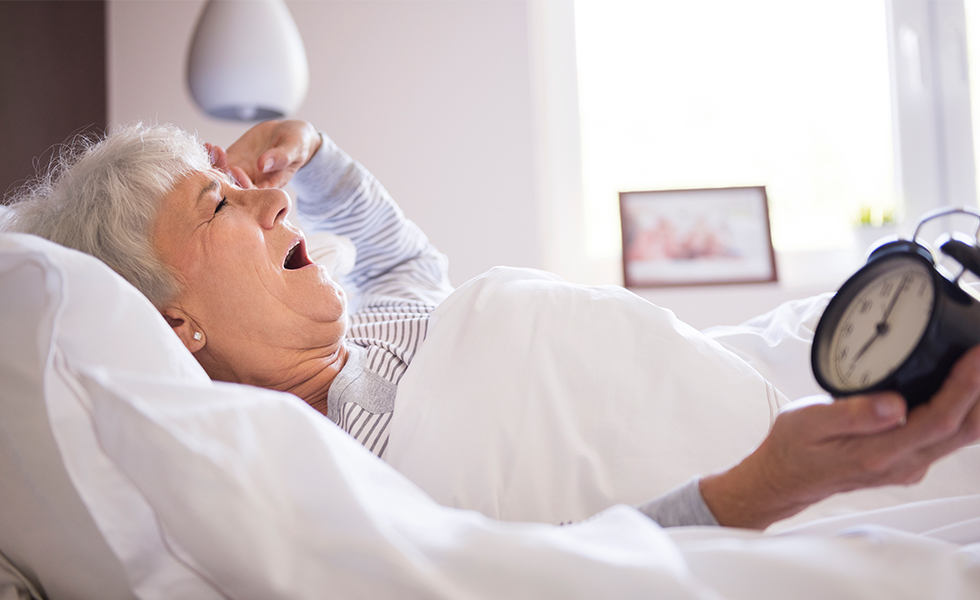 اختلال خواب در سالمندان؛ دلایل بی خوابی و روش های درمان آن