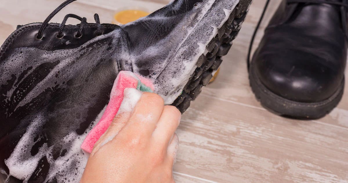 عکس تمیز کردن کفش چرم با کف و صابون