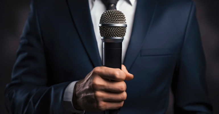 ۱۵ تمرین کاربردی فن بیان در خانه از تقویت حافظه شنیداری تا گرم کردن صدا تمرینات فن بیان