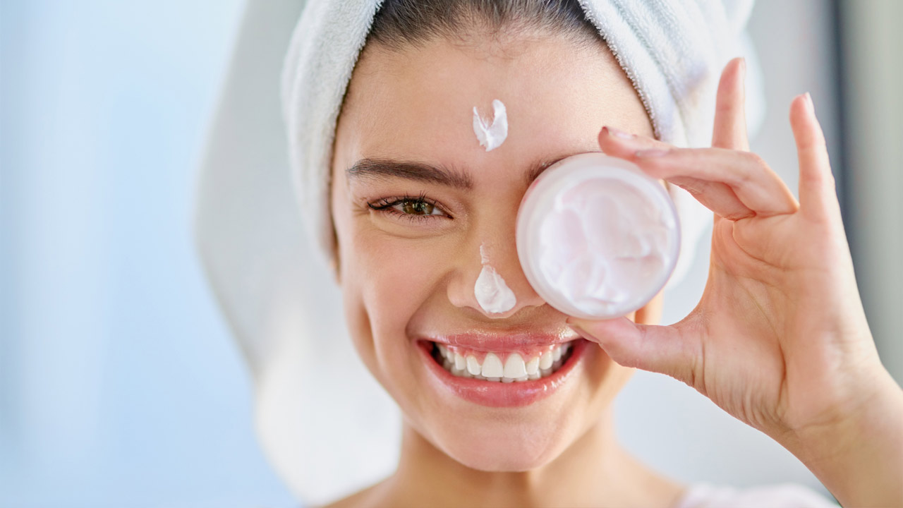 تفاوت کرم روز و شب + ویژگی ها و نحوه استفاده از هر کدام تفاوت کرم روز و شب + ویژگی ها و نحوه استفاده از هر کدام