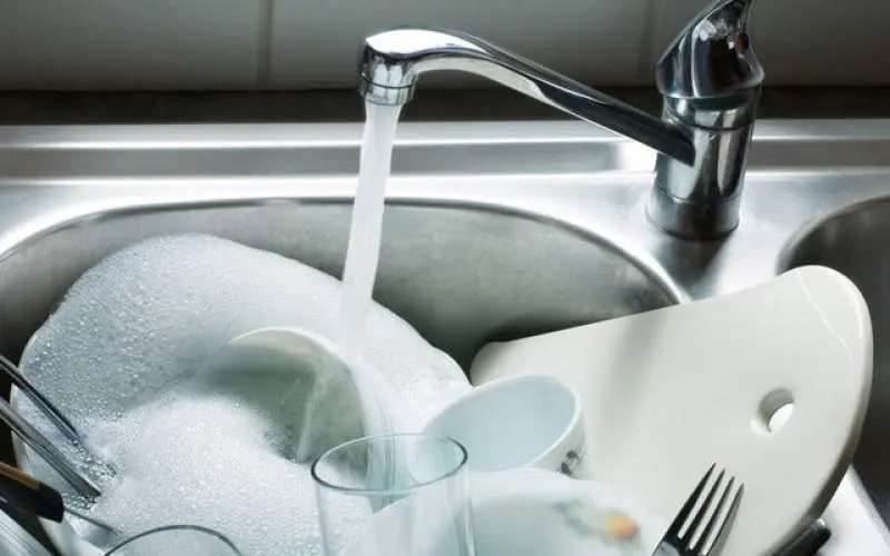 راهنمای کامل نگهداری ظروف چینی؛ از شستشو تا جلوگیری از شکستگی و لکهها تمیز کردن ظروف چینی با جوش شیرین