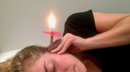 تخلیه جرم گوش با شمع + مزایا و طرز استفاده تخلیه جرم گوش با شمع