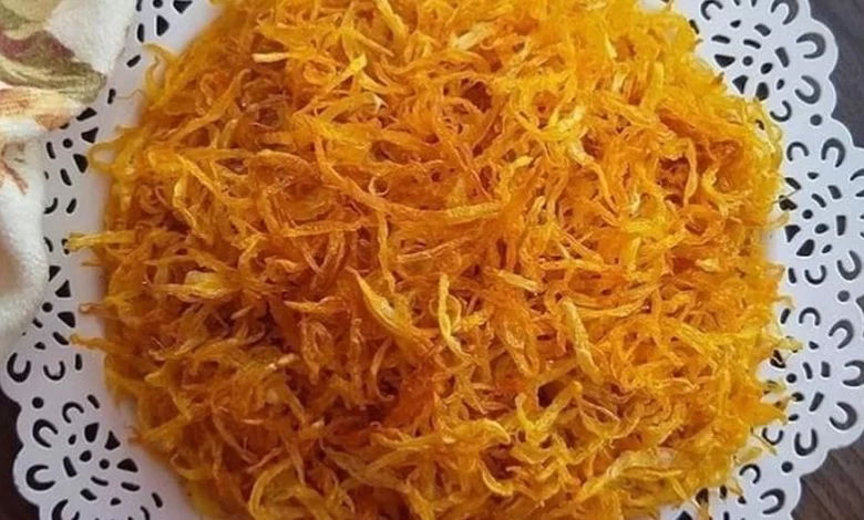 طرز تهیه پیاز داغ خشک؛ پیاز داغ چیپسی با رنگ کاراملی