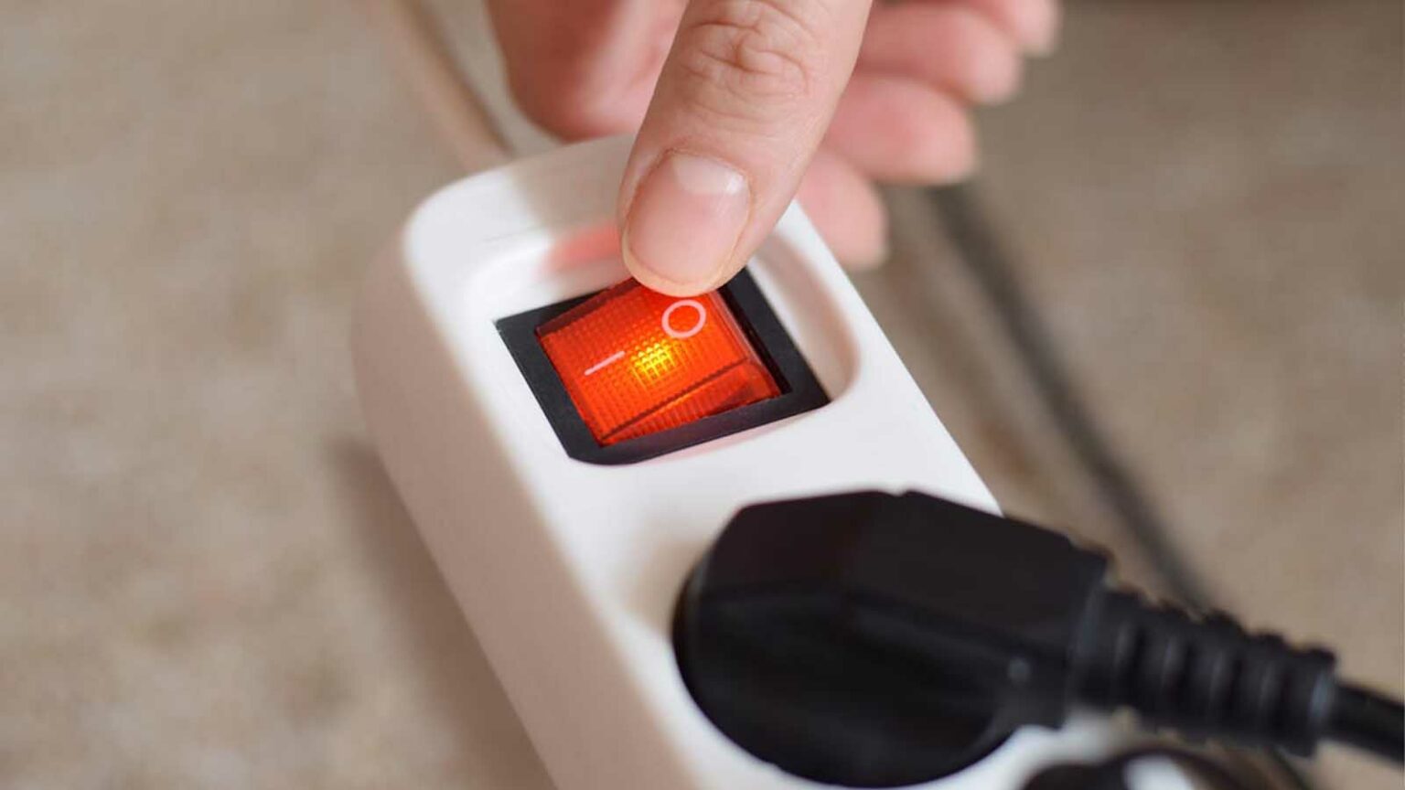 راهنمای خرید محافظ برق؛ انواع محافظ برق و نکات مهم برای خرید آن راهنمای خرید محافظ برق؛ انواع محافظ برق و نکات مهم برای خرید آن