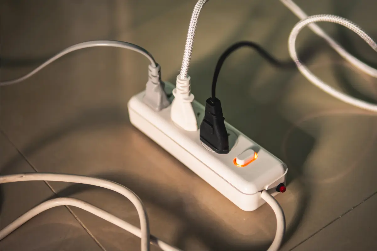 راهنمای خرید محافظ برق؛ انواع محافظ برق و نکات مهم برای خرید آن راهنمای خرید محافظ برق؛ انواع محافظ برق و نکات مهم برای خرید آن