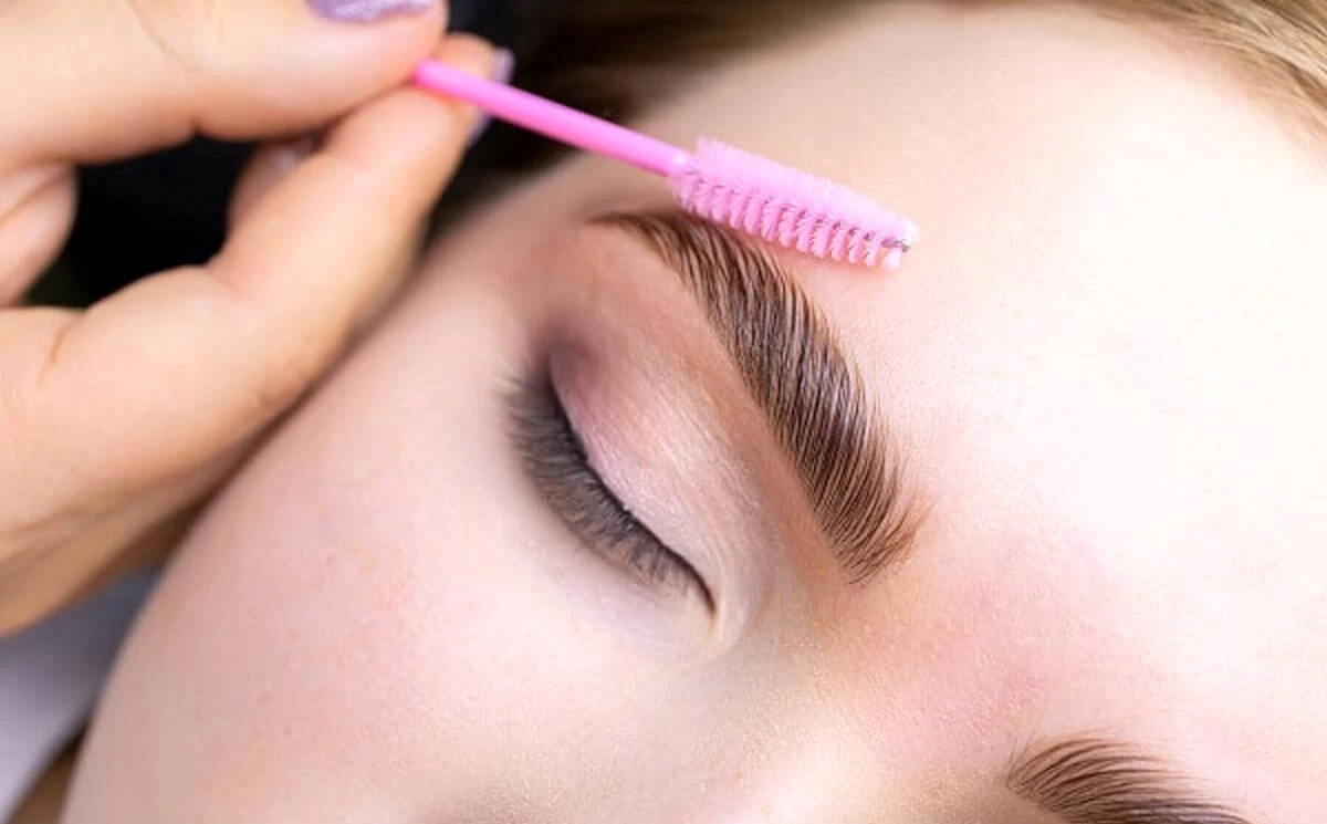 لیفت ابرو در خانه + آموزش انوع روش های لیفت و مزایای انجام آن لیفت ابرو در خانه + آموزش انوع روش های لیفت و مزایای انجام آن