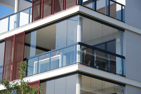 شیشه بالکنی برای خانه‌های ویلایی | راهنمای انتخاب انواع شیشه